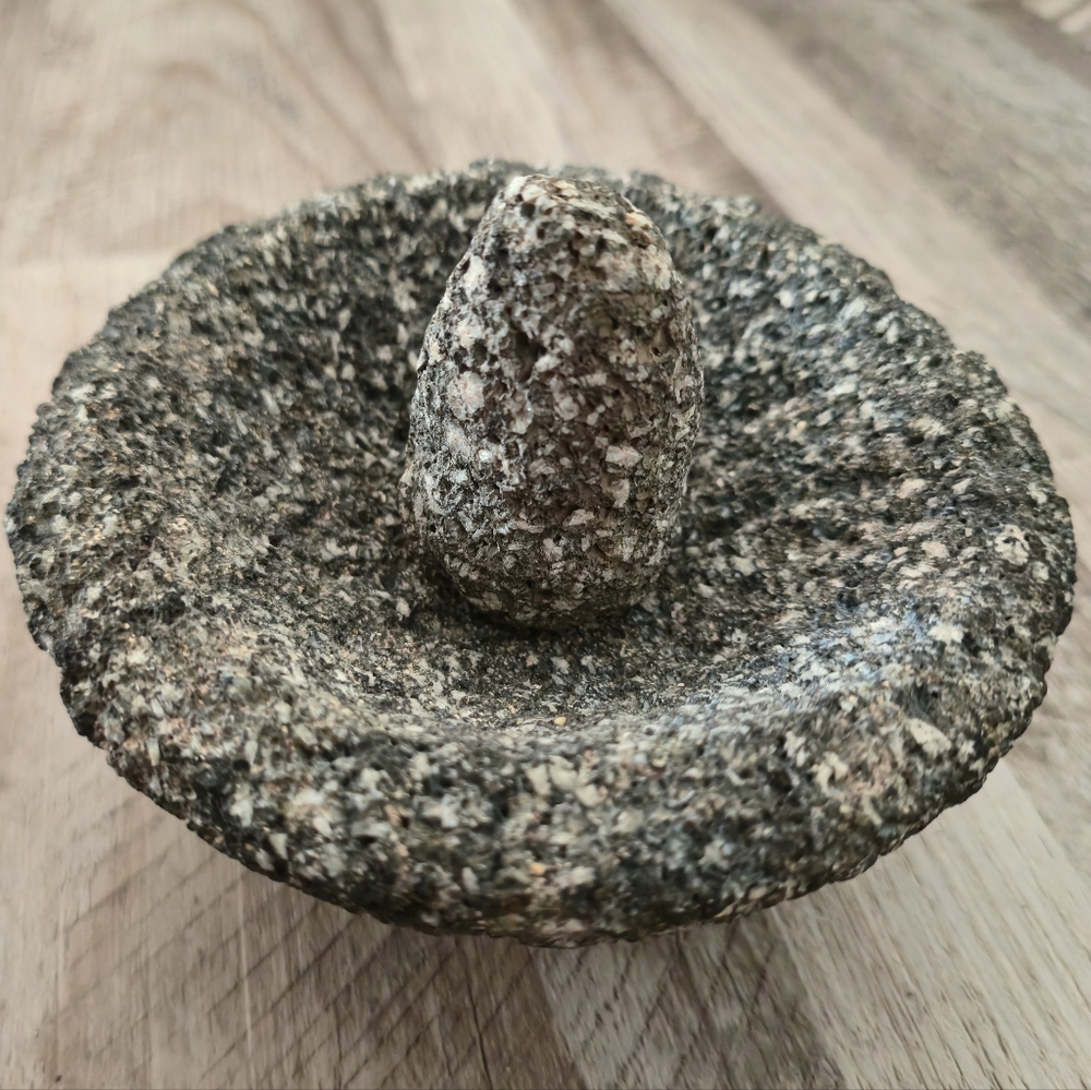Unbranded Mini Volcanic Rock Molcajete Mortar & Pestle Set Hand Carved 11cm 4.5" - Picture 7 of 10